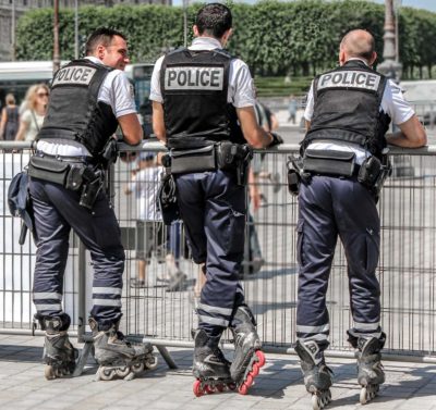 Policía en París, Francia.
