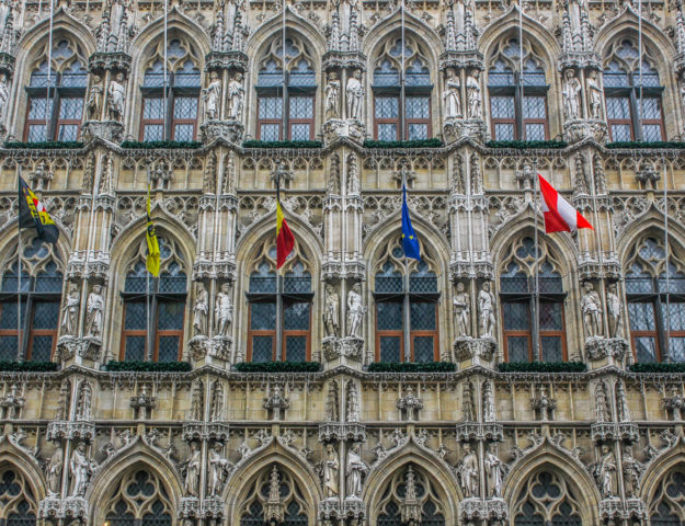 Detalle de la fachada del ayuntamiento de Lovaina, Bélgica.