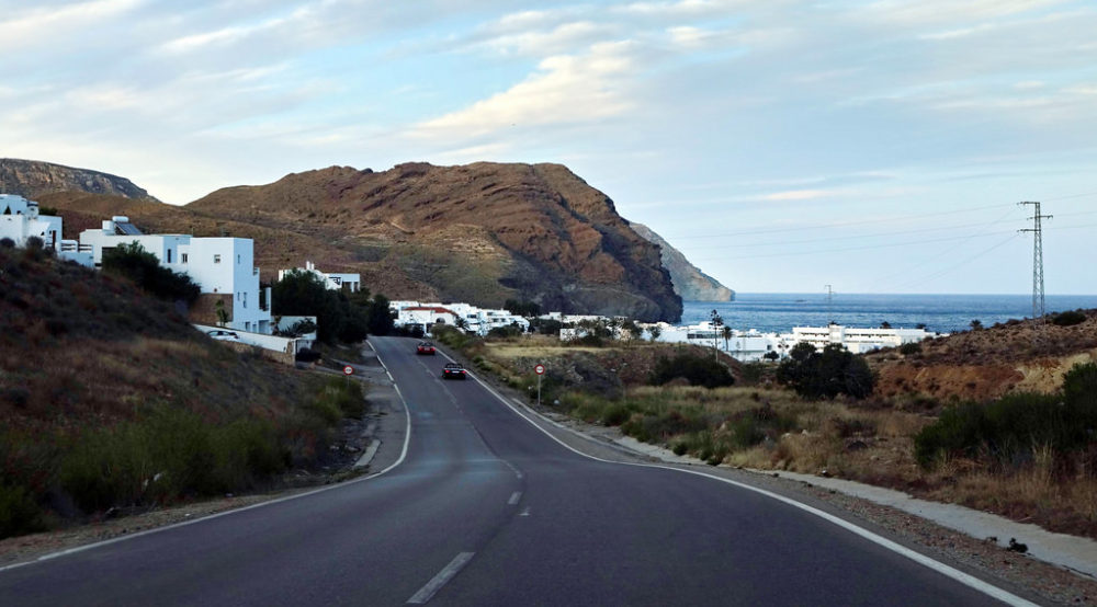 Carretera en el Cabo de Gata, Andalucía, España.