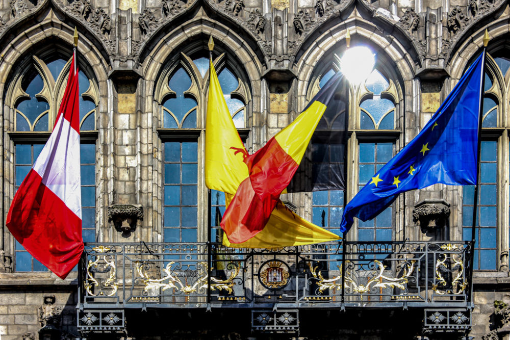 Banderas en el Ayuntamiento de Mons, Bélgica.