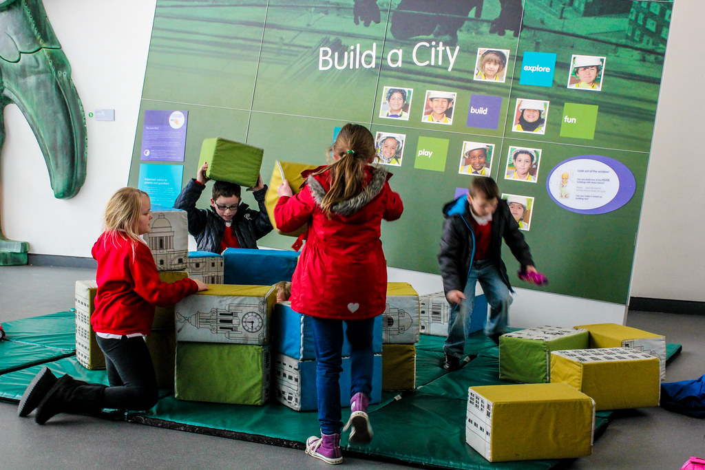 Niños participando en la actividad 'Build a City' en el Museo de Liverpool.