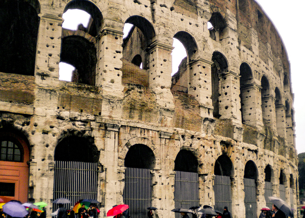 Agujeros en la fachada del Coliseo romano.