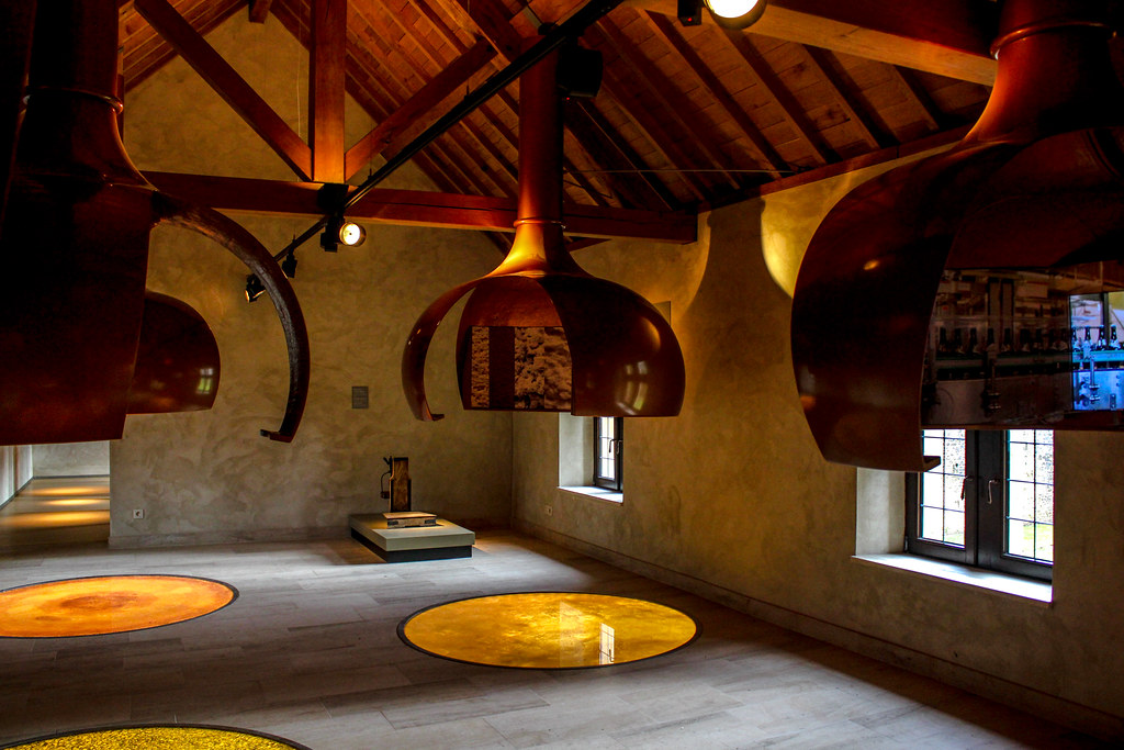 Interior de la sala de cocción con alambiques de cobre en la Abadía Notre-Dame d'Orval.