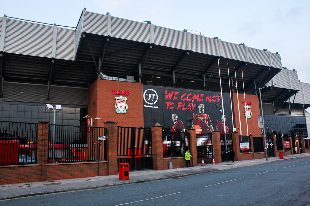 Estadio Anfield del Liverpool FC al atardecer.