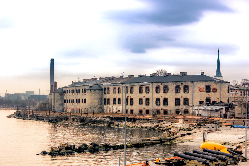 Antigua prisión de Patarei a orillas del mar en Tallin en un día nublado.
