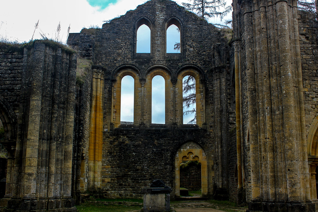 Arcos góticos en las ruinas de la antigua Abadía Notre-Dame d'Orval.