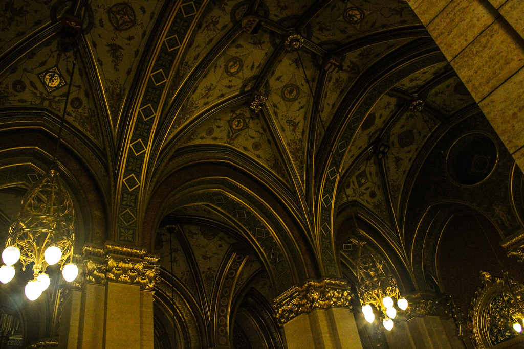 Arquitectura gótica y lámparas colgantes en el interior del Parlamento de Budapest.