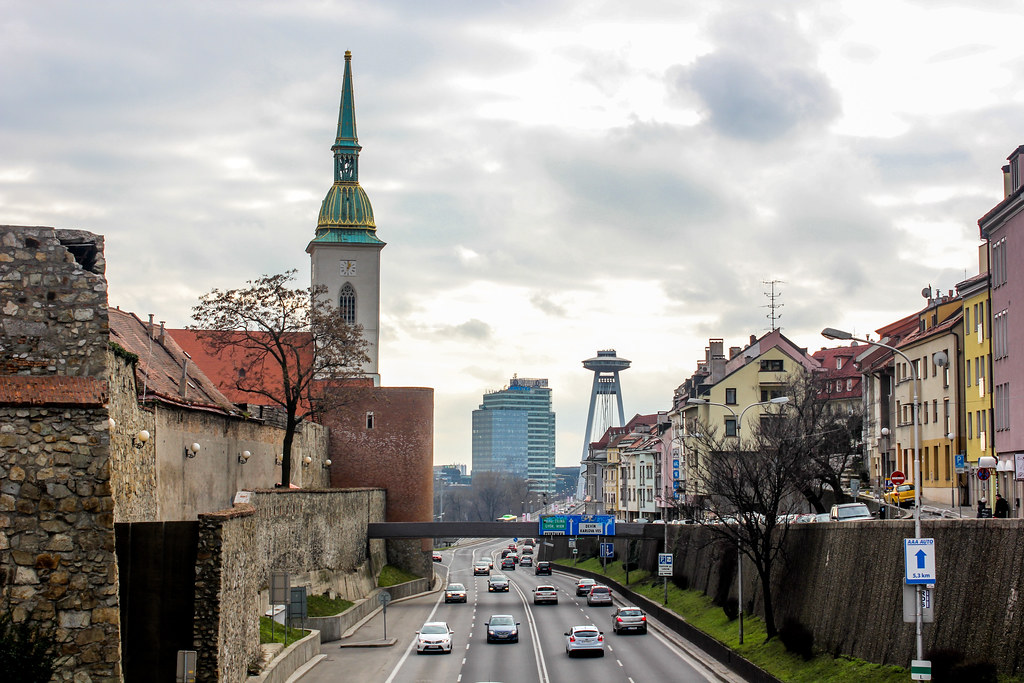 Contraste entre la arquitectura histórica y moderna con tráfico en Bratislava, Eslovaquia.