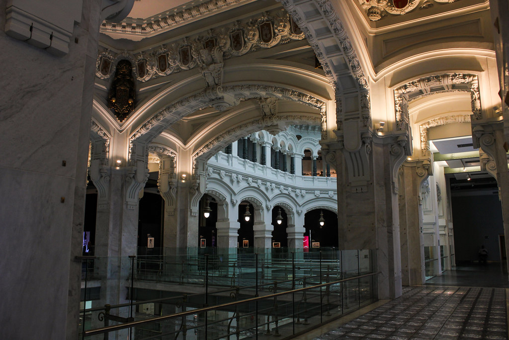 Arquitectura interior detallada del Palacio de Comunicaciones, actualmente CentroCentro, en Madrid.