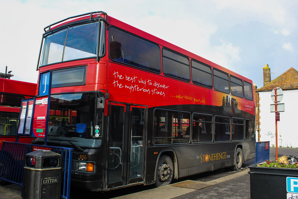 Autobús rojo de dos pisos para el tour de Stonehenge en la estación de Winchester.