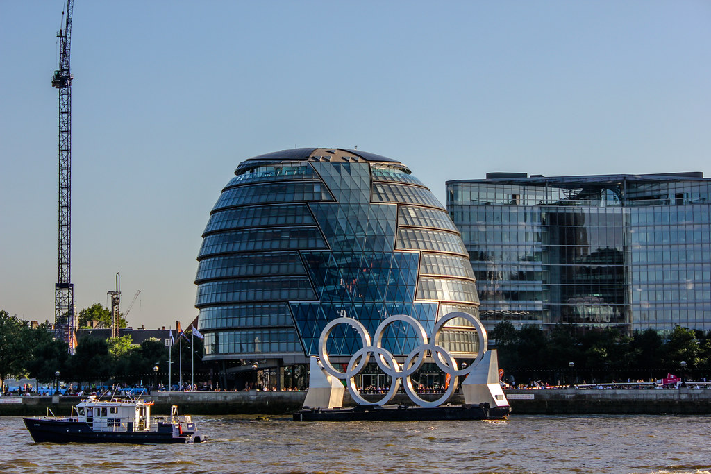 Ayuntamiento de Londres y anillos olímpicos junto al río Támesis.