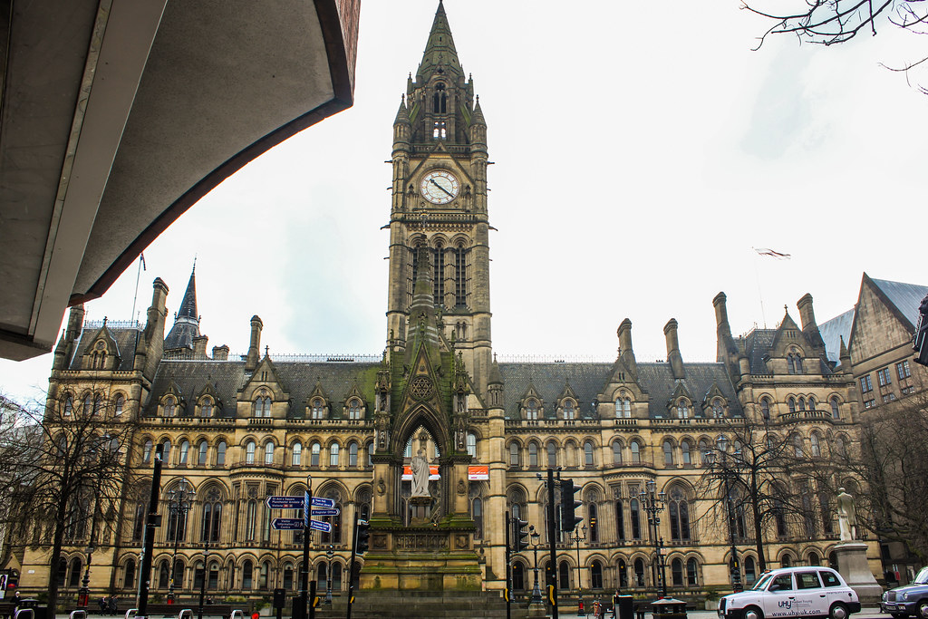 Fachada del Ayuntamiento de Manchester con su torre gótica prominente.