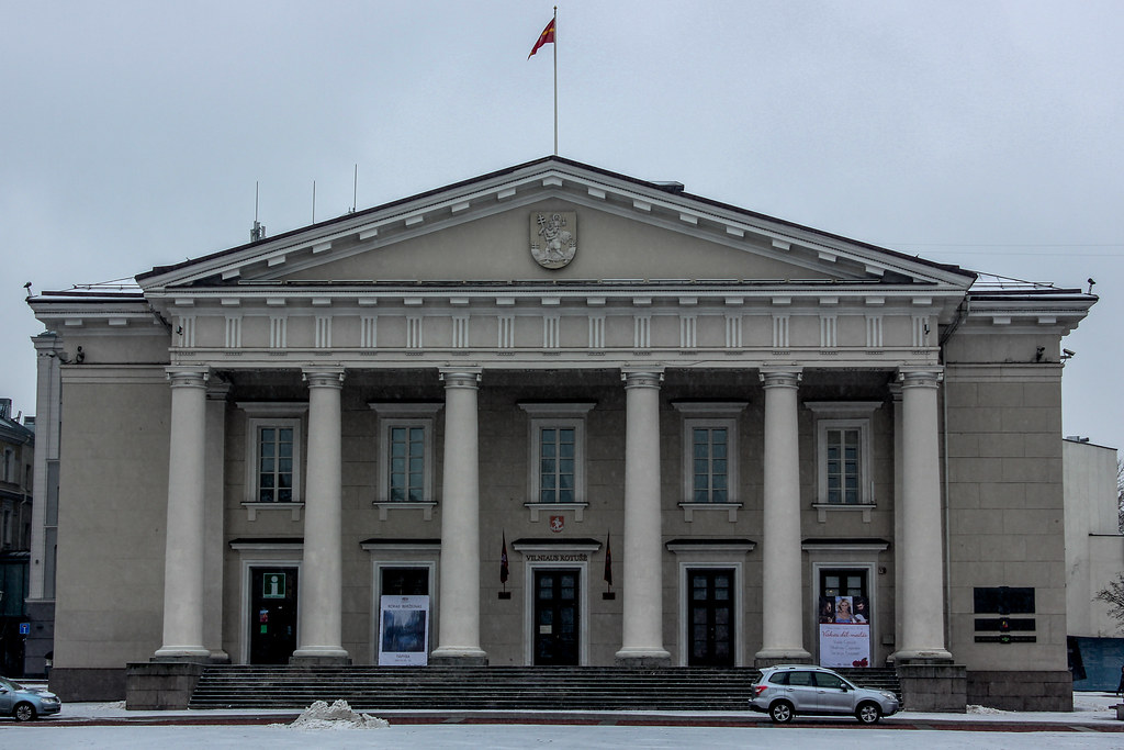 Ayuntamiento de Vilna con arquitectura neoclásica y columnas en un día nevado, Lituania.