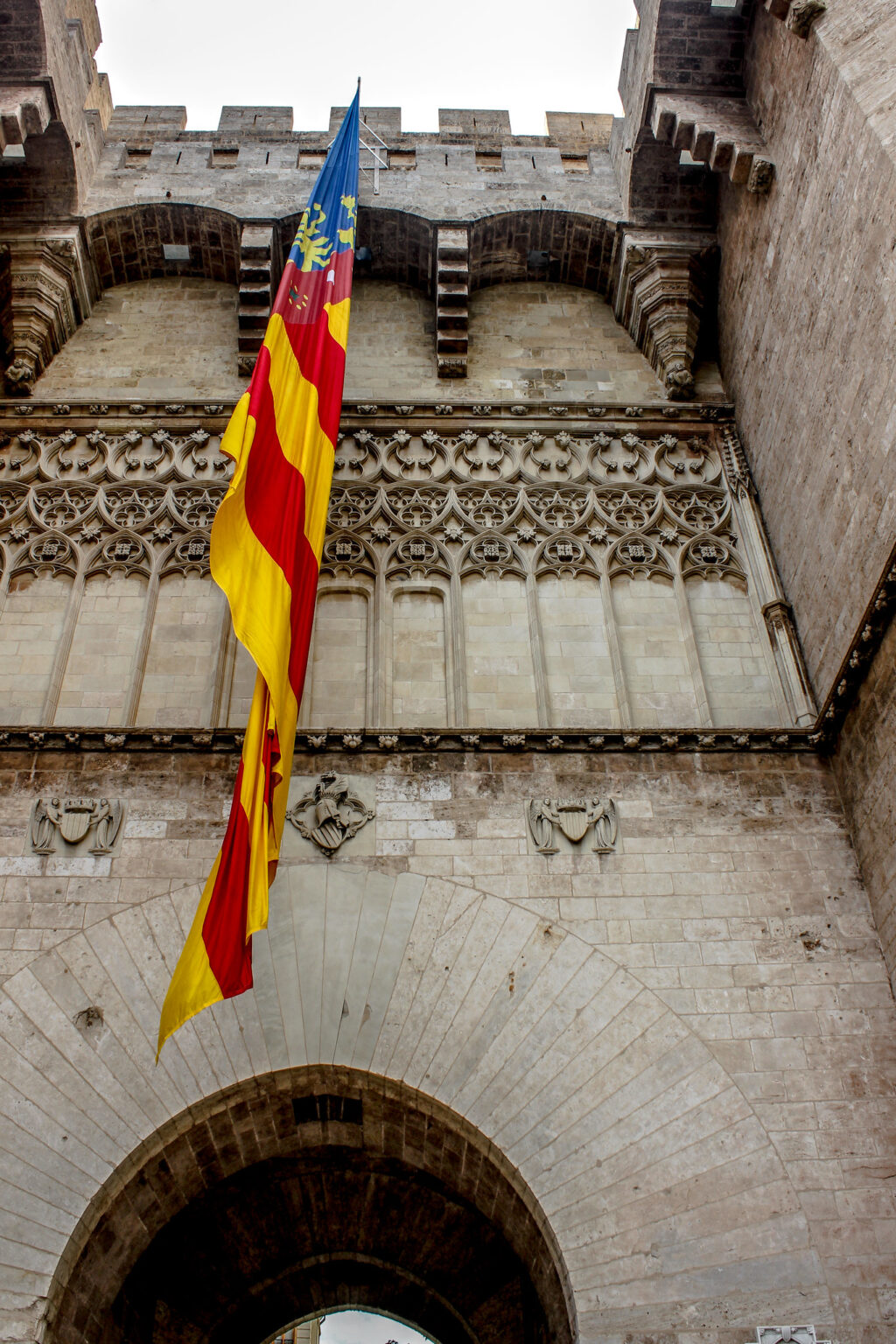 Bandera de Valencia en las Torres de Serrano.