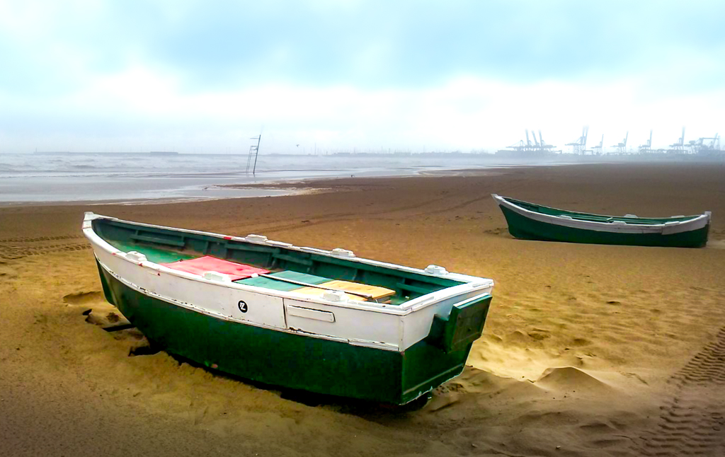Barcas en la playa de la Malvarrosa de Valencia.
