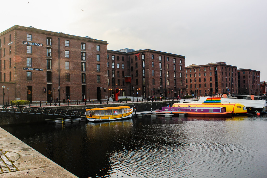 Barco amarillo en el Albert Dock de Liverpool.