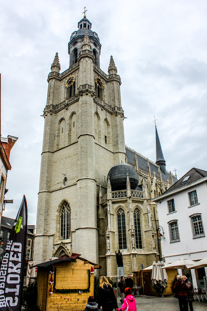 La imponente torre de la Basílica de San Martín en Halle, Bélgica, en un día nublado.