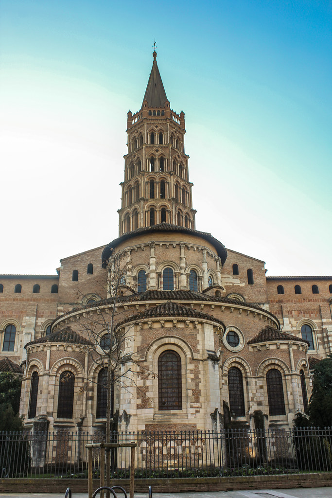 Basílica de Saint-Sernin en Toulouse con su torre de campanario octogonal en un día claro.