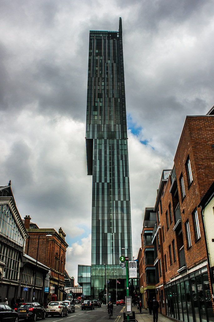 Rascacielos Beetham Tower dominando el paisaje urbano de Manchester.