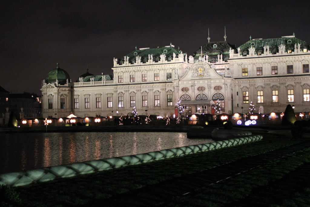 Palacio Belvedere en Viena de noche con decoración navideña.