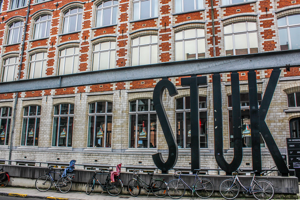 Bicicletas aparcadas frente al centro de arte STUK en Lovaina, Bélgica.