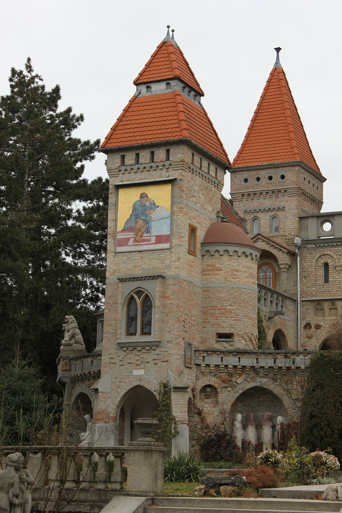 Bory Vár, castillo con torres puntiagudas y frescos en Székesfehérvár.