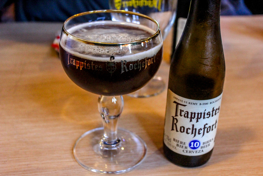Botella y copa cerveza trapense Rochefort 10.