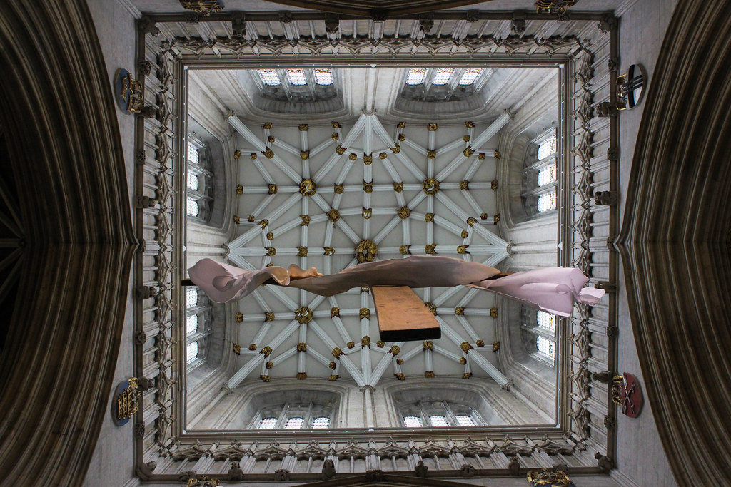 Vista cenital de la bóveda del crucero de la Catedral de York Minster con escultura colgante.