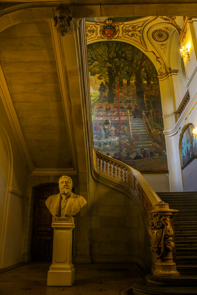 Escalera ornamentada y busto de J. Jaurès en el interior del Capitolio de Toulouse.