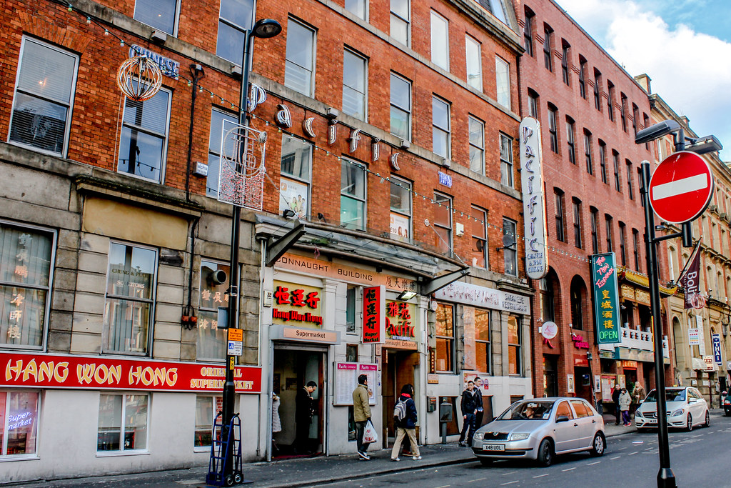 Calle de Chinatown en Mánchester con supermercados y restaurantes asiáticos.