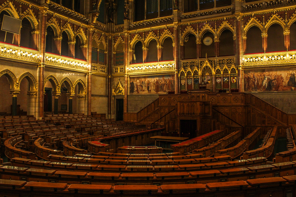 Cámara de la Asamblea Nacional en el interior del Parlamento de Budapest con asientos y decoración gótica.