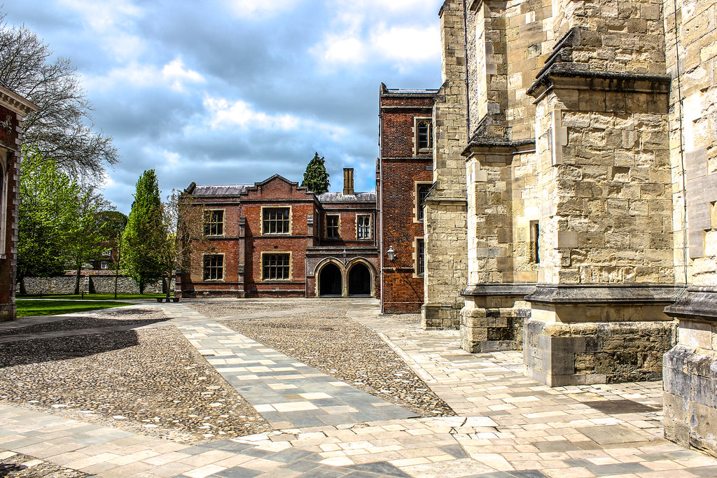 Camino empedrado conduciendo a edificios históricos en Winchester College.