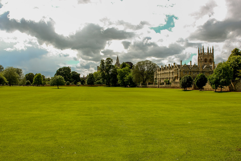 Amplio campo verde frente a Christ Church College en Oxford.