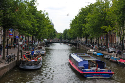 Canal en Ámsterdam, capital de los Países Bajos.