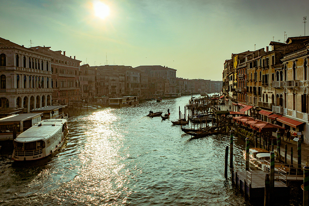Canal de Venecia al atardecer.