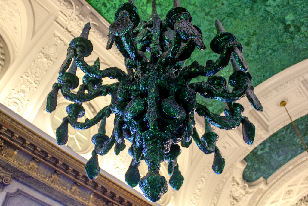 Candelabro escultórico de bupréstidos en la Sala de los Espejos, Palacio Real de Bruselas.