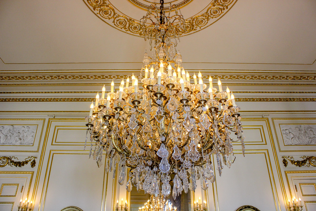 Candelabro de cristal detallado colgando del techo ornamentado del Palacio Real, Bruselas.