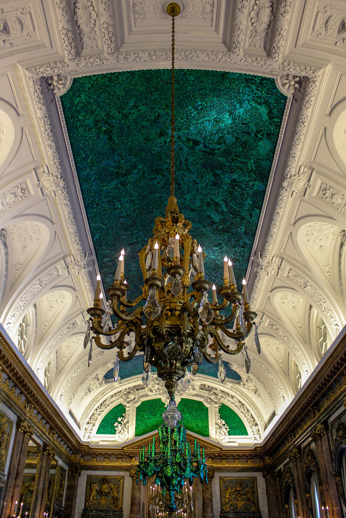 Candelabro de bronce en la Sala de los Espejos con techo de bupréstidos verdes, Palacio Real de Bruselas.