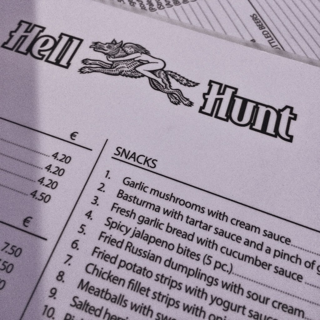 Menú de snacks del restaurante Hell Hunt destacando setas al ajillo, basturma y pan de ajo.