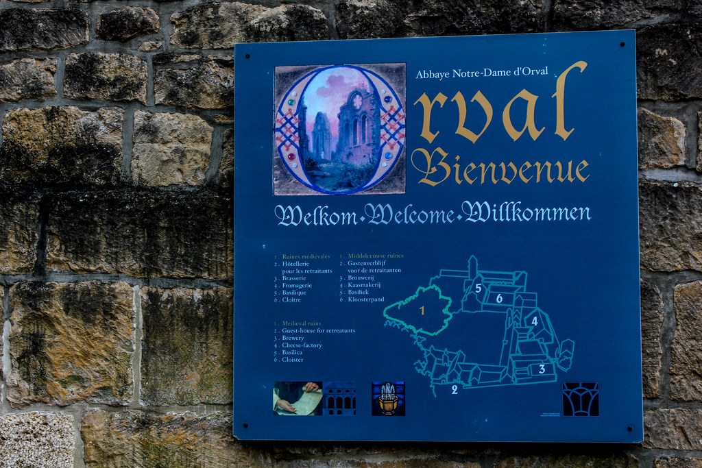 Cartel de bienvenida multilingüe en la Abadía Notre-Dame d'Orval con mapa y puntos de interés.