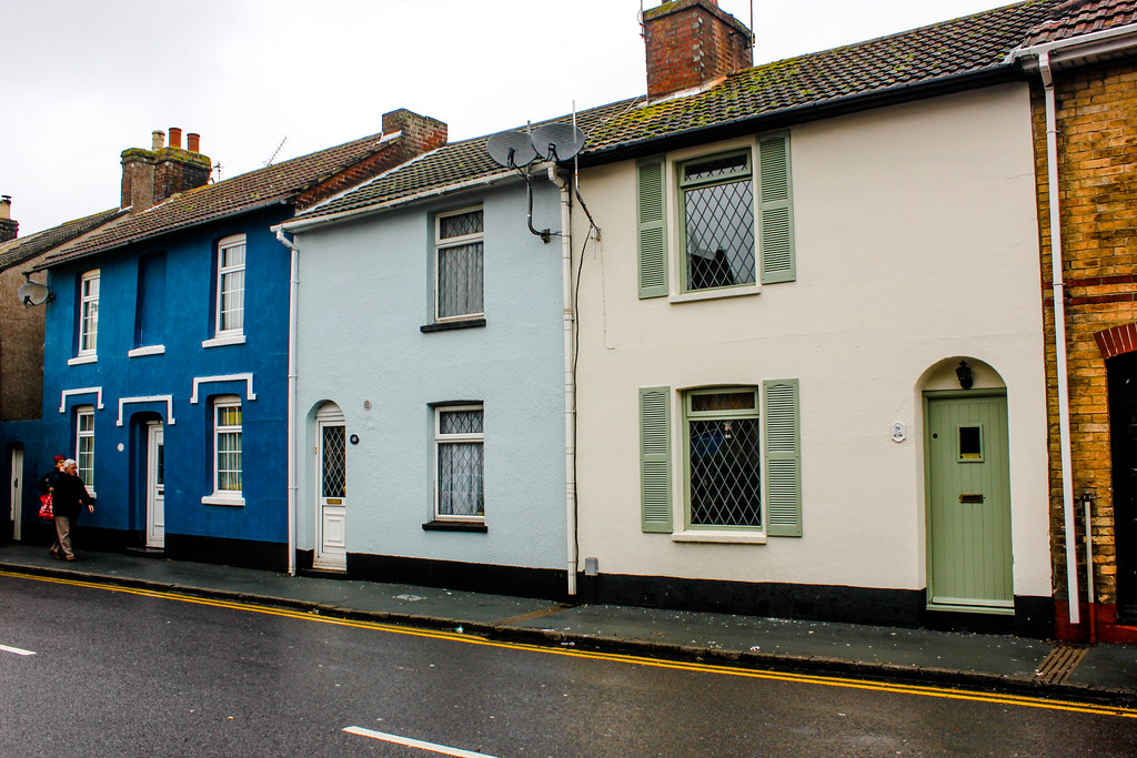 Casas adosadas de colores en una calle de Christchurch, Dorset.