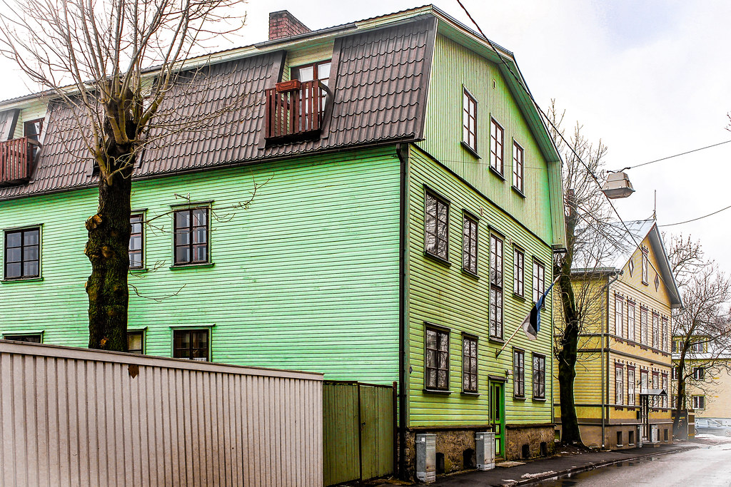 Coloridas casas de madera en el barrio de Kalamaja, Tallin.