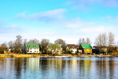 Casas en la orilla norte del río Pärnu, Estonia.