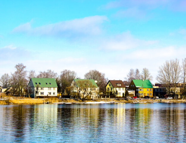 Casas en la orilla norte del río Pärnu, Estonia.