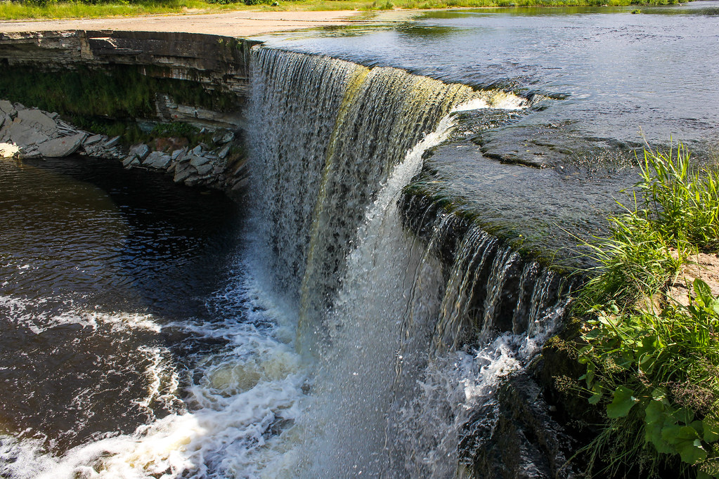 Cascada de Jägala, la más grande de Estonia, con agua fluyendo sobre formaciones rocosas.