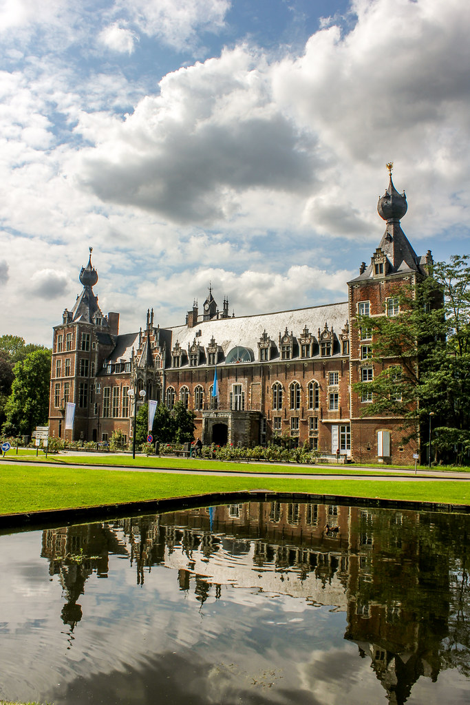 Castillo Arenberg reflejado en el agua en la Universidad de Lovaina, Bélgica.