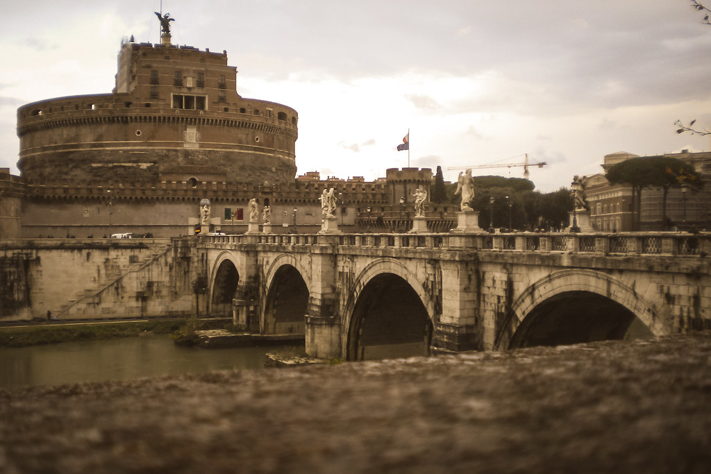 Castillo de Sant'Angelo y el Puente de Sant'Angelo sobre el río Tíber en Roma.