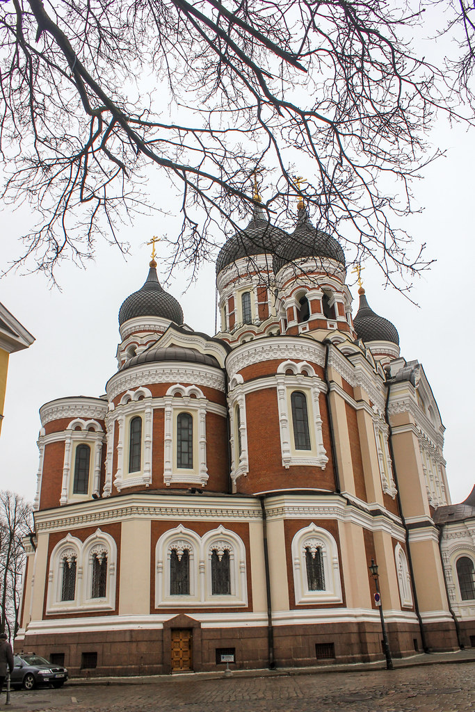 Catedral de Alexander Nevsky en Tallin con cielo nublado.