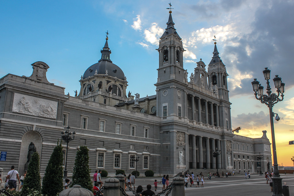Catedral de la Almudena en Madrid al atardecer.