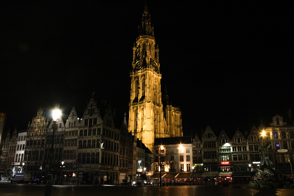 Catedral de Nuestra Señora de Amberes iluminada de noche.